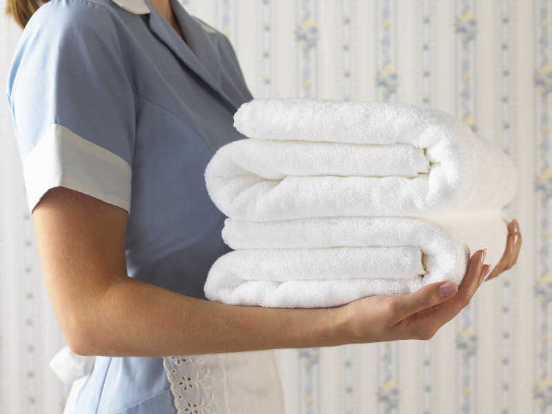 Вывести плесень с белой одежды и полотенец можно используя отбеливатель
