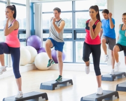Tabla de consumo de calorías con varios tipos de actividades: esfuerzo físico, caminar a pie, durante los ejercicios, con varios deportes