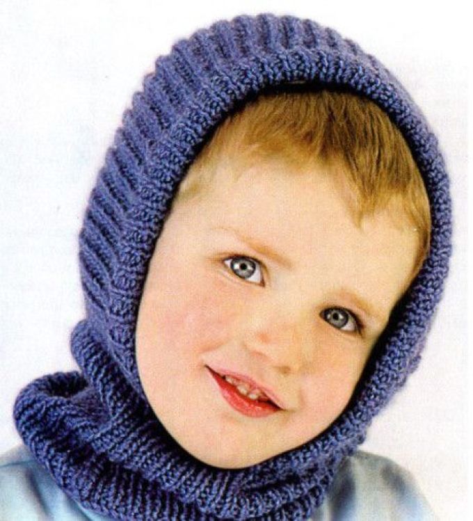 Синяя шапочка – шлем для мальчика спицами