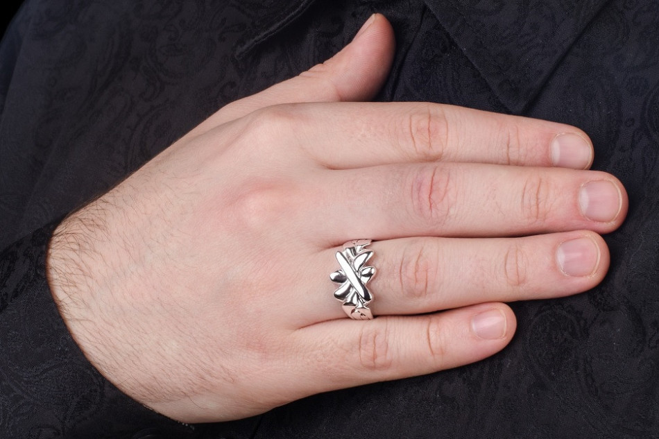 Απλό αρσενικό ασημένιο δαχτυλίδι