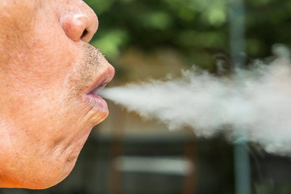 Симптомы бронхита курильщика появляются и у тех, кто вдыхает сигаретный дым пассивно.