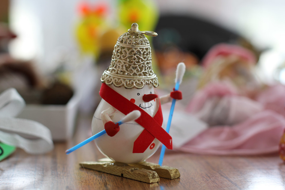 Otro ejemplo de un muñeco de nieve de una lámpara de materiales improvisados