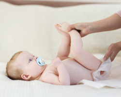 Una irritación de la piel en los bebés: razones, ¿cómo se ve, qué tratar? ¿Puede un pañal mal seleccionado causar irritación y enrojecimiento de la piel del niño?