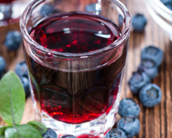 Πώς να φτιάξετε βακκίνια από μούρα σπιτικό κρασί, ποτό, βάμματα στη βότκα: Οι καλύτερες συνταγές