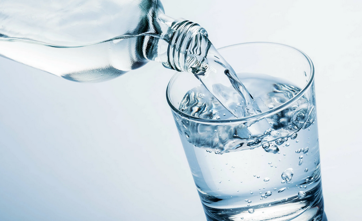 Пийте вода преди хранене: Яжте по -малко