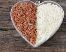 Πώς το καστανό ρύζι διαφέρει από το συνηθισμένο λευκό: όφελος, βλάβη, αντενδείξεις για χρήση