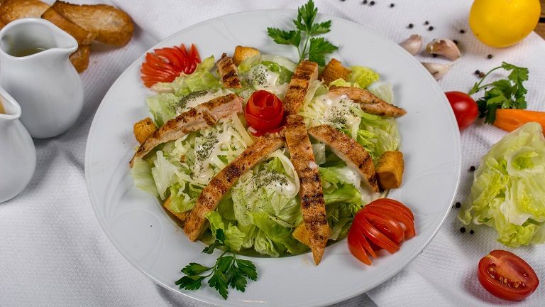 Салат цезарь с курицей