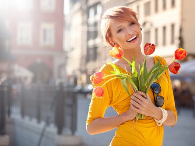 Лучшие поздравления с 8 марта коллегам, учителям, одноклассницам, девушкам, мамам, бабушкам, любимым в стихах, прозе, СМС. Как красиво поздравить жену и любимую женщину на 8 марта?