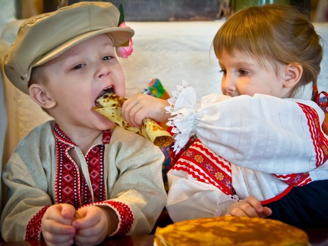 Масленица в детском саду, в школе — сценарий проведения праздника Масленицы: слова стихов песен, конкурсы, игры на улице