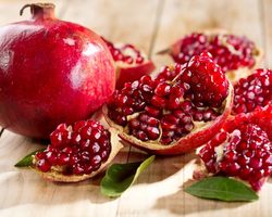 Гранат — фрукт, сок, корки, косточки, масло: состав, витамины, польза и вред для организма, мужчин, женщин, беременных, детей и применение в лечебных целях и косметологии для проблемной кожи лица. Гранатовая диета для похудения: меню