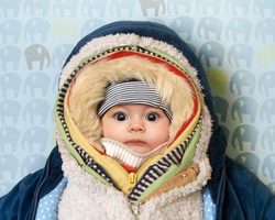 Как одеть малыша на выписку из роддома? Важные правила одевания малыша дома и на прогулке