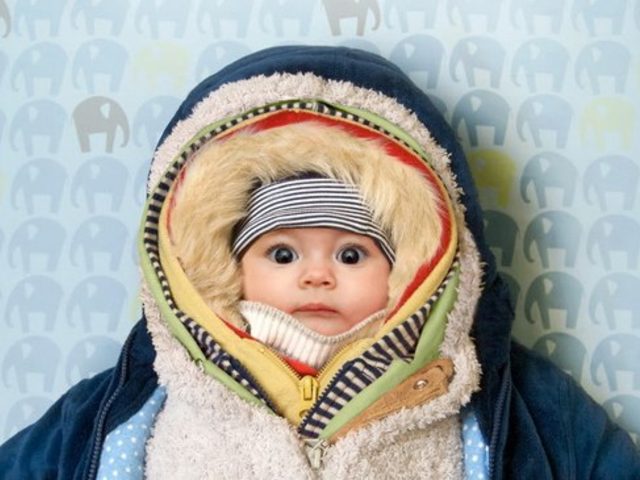 Как одеть малыша на выписку из роддома? Важные правила одевания малыша дома и на прогулке