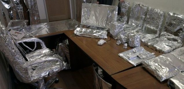 Для высокопоставленных коллег можно выбрать обертку подороже. фольгу, например.