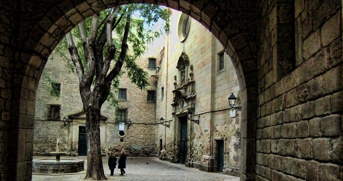 Площадь святого фелипе нери (plaça de sant felip neri), барселона, испания