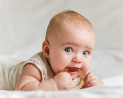 Первые зубы у ребенка: как обезболить прорезывание зубов, как облегчить боль малышу? Препараты и средства для облегчения боли при прорезывании зубов у младенцев