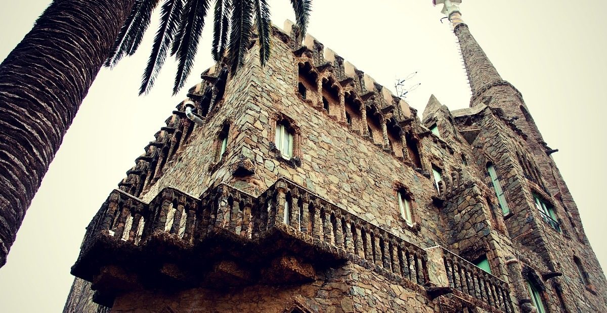 Башня бельесгуард (torre bellesguard), барселона, испания