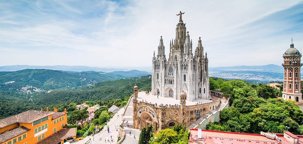 Католический храм святого сердца (temple expiatori del sagrat cor), барселона, испания