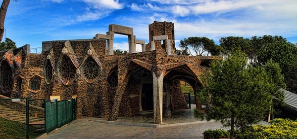 Колония гуэль (colónia güell)
