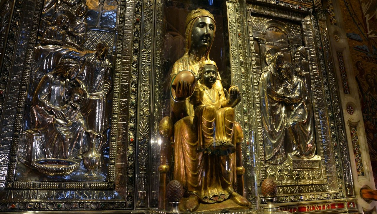 Чудотворная статуя черной мадонны (madonna nero), монсеррат, испания