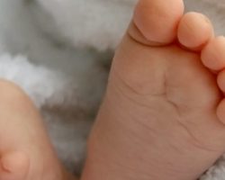 Как подготовиться к выписке из роддома мальчика? Одежда для новорожденного, сценарий на выписку
