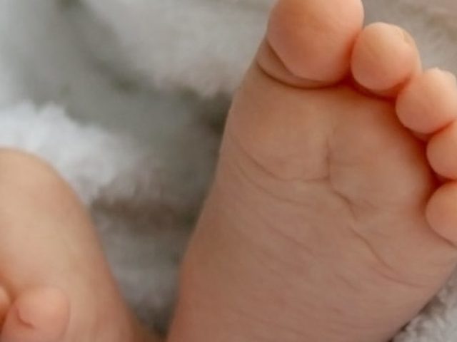 Как подготовиться к выписке из роддома мальчика?  Одежда для новорожденного, сценарий на выписку