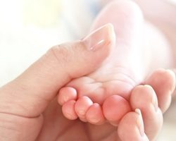 Облазит кожа рук и ног у ребенка — причины и лечение?