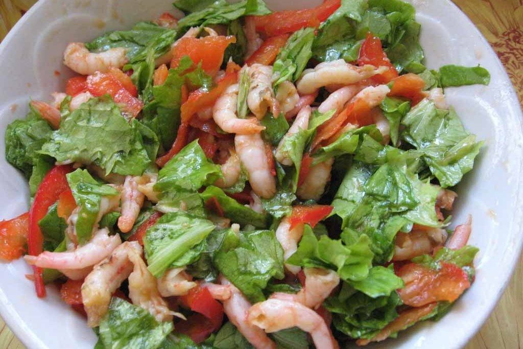 Салат с морепродуктами и кокосовым маслом - полезное блюдо, достойное праздничного стола.