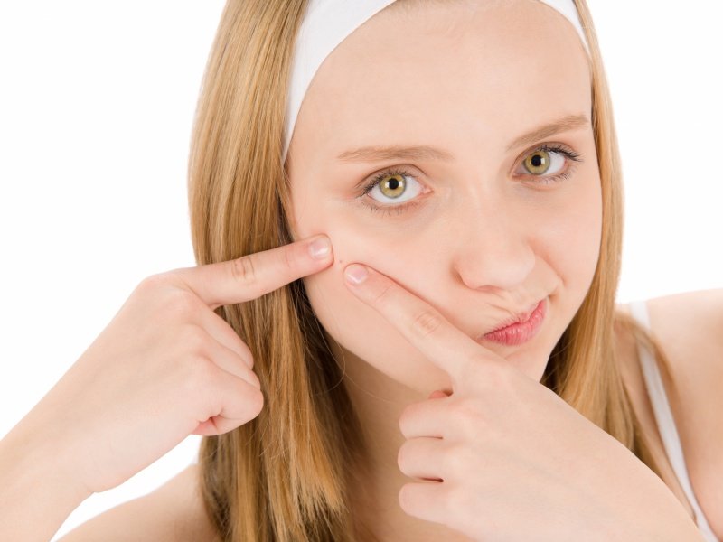 Сильные сальные выделения на лице провоцируют появление прыщей