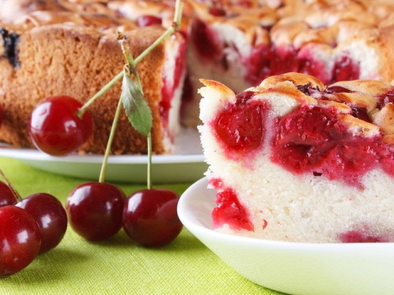 Шарлотка с вишней
