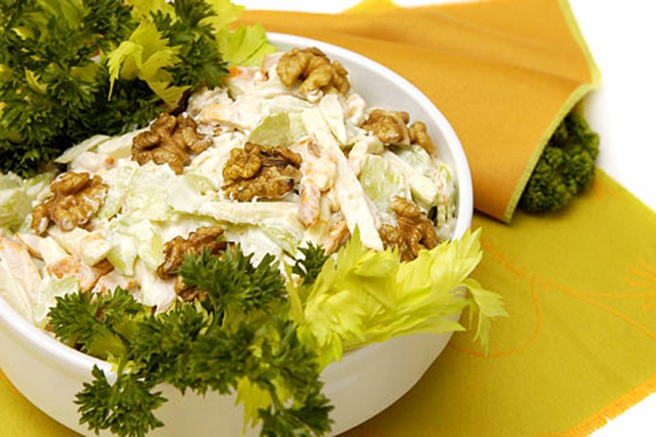Салат из корня сельдерея с грецкими орехами