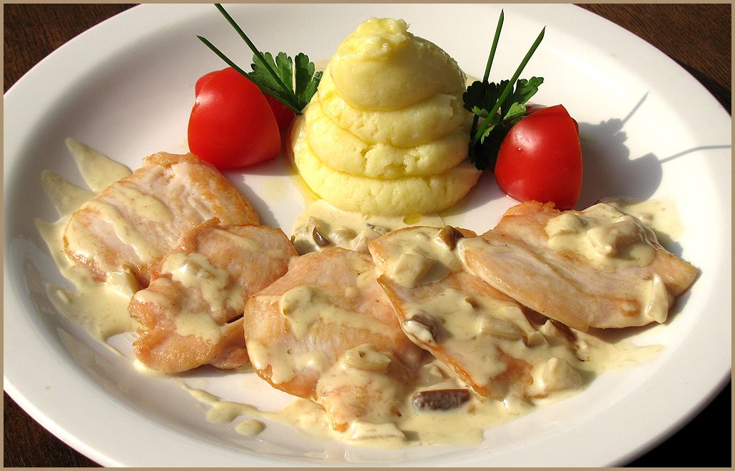 Куриные стейки будут еще вкуснее, если полить их соусом