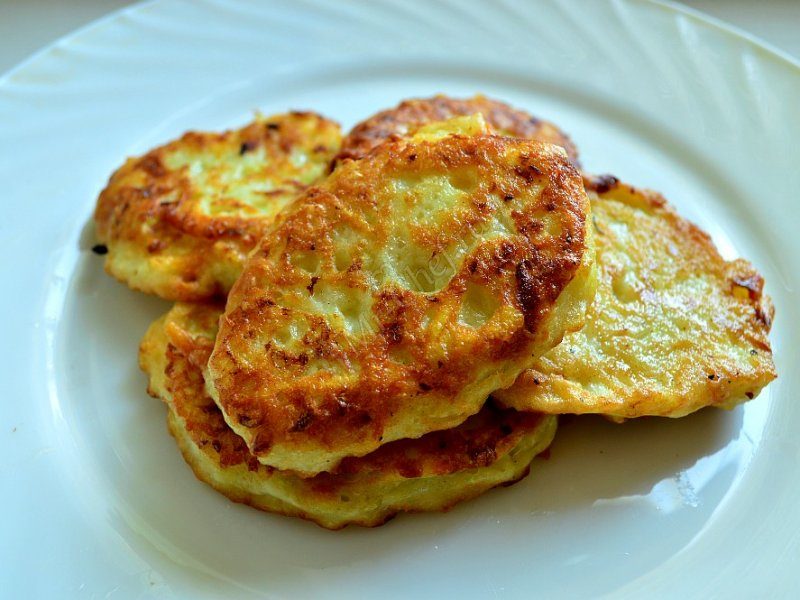 Детские кабачковые оладушки с яблоком