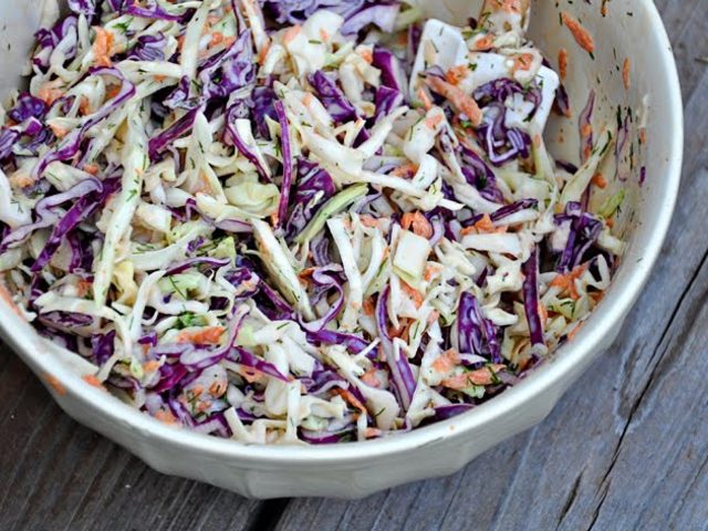 Вкусные и полезные рецепты капустных салатов. Как приготовить салат с капустой к праздничному столу?