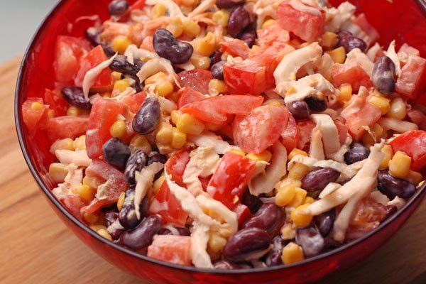 Салат с капустой, фасолью и помидорами