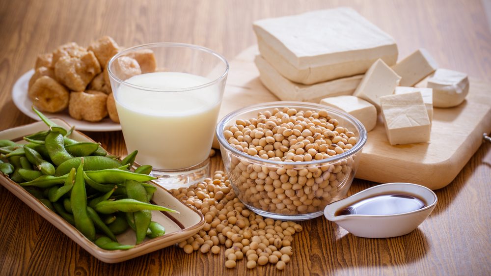 Соевые продукты питания: бобы, сыр тофу, соевый соус, соевое мясо