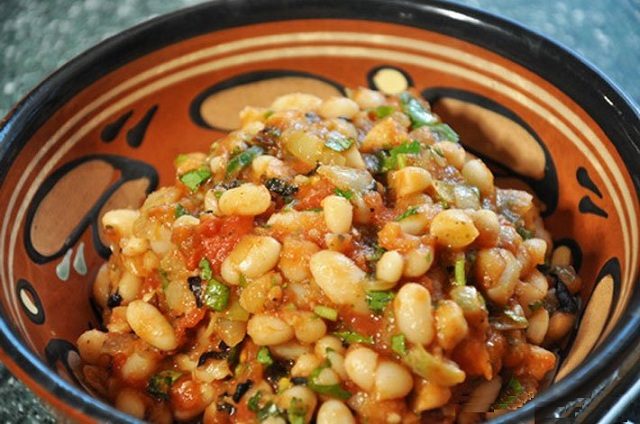 Лобио из белой фасоли станет замечательным гарниром к курице или самостоятельным постным блюдом