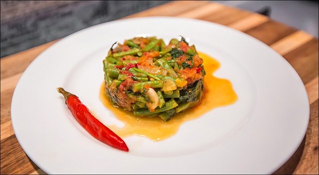 Лобио — блюдо деревенской кухни. ресторанная подача делает лобио уместным на праздничном столе