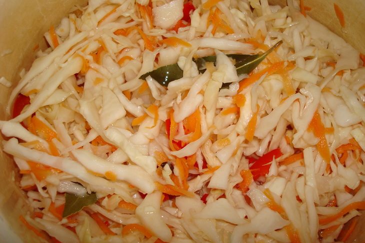 Маринованная капуста с перцем