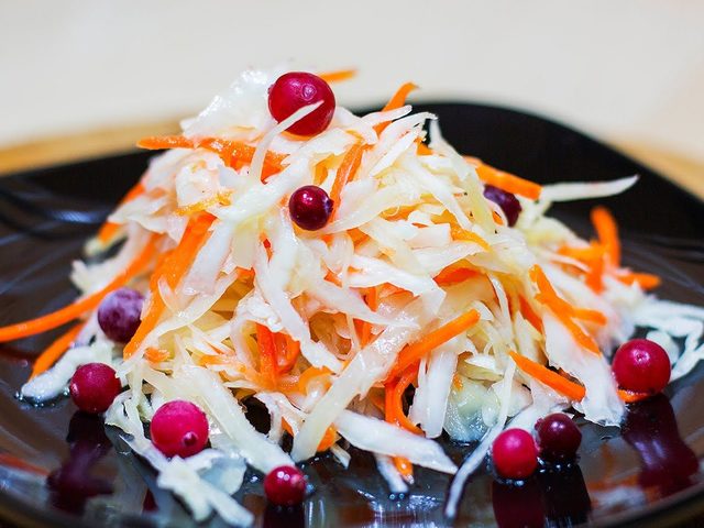 Самые знаменитые рецепты маринованной капусты. Как приготовить вкусную маринованную капусту?