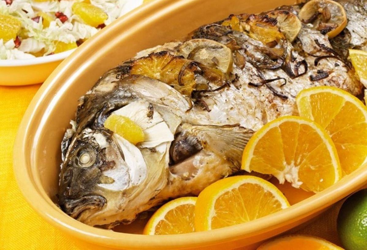 Карп, фаршированный капустой, в духовке