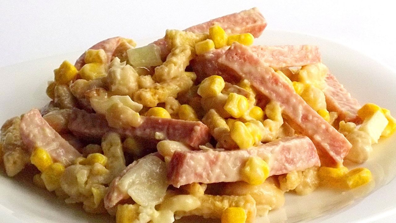 Салат с колбасой