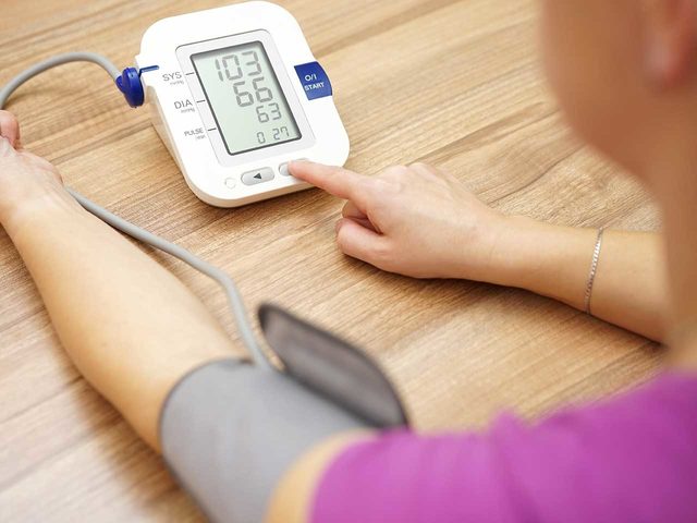 Пониженное давление — что делать? Как и чем повысить низкое давление: первая помощь, лечение, список препаратов, народные рецепты, рекомендации по правильному питанию, при низком давлении у беременных, советы специалиста, отзывы