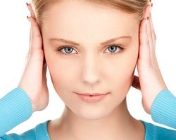 Почему чешутся уши? Что значит, если чешутся уши — народные приметы