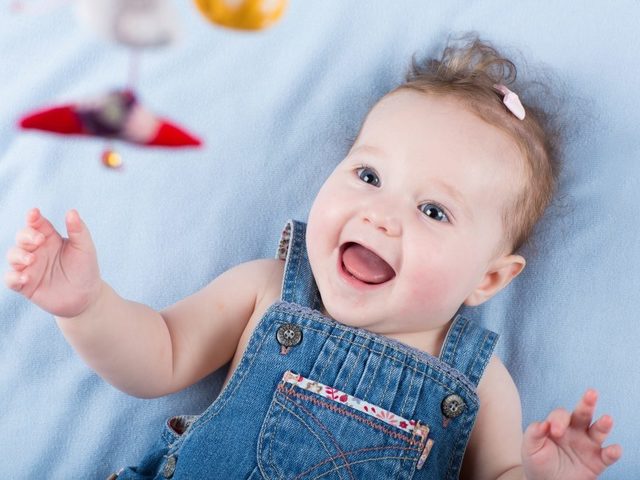 Во что играть, развивая ребенка до года? Развивающие игры для детей до 1 года по месяцам