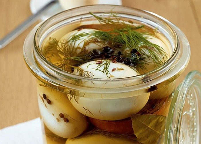Яйца, маринованные с зеленью
