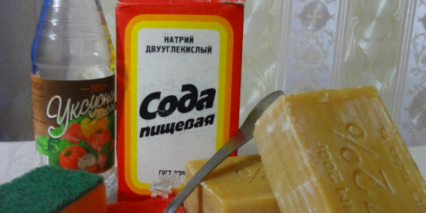 Быстро очистить духовку содой, уксусом и хозяйственным мылом.