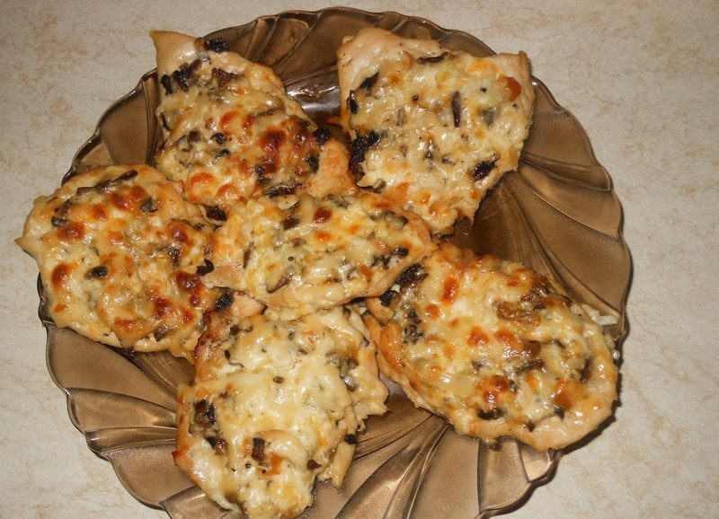 Куриные отбивные с грибами и овощами.