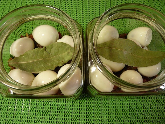Как мариновать яйца? Маринованные куриные и перепелиные яйца, рецепты пошаговые с фото. Салат с маринованными яйцами