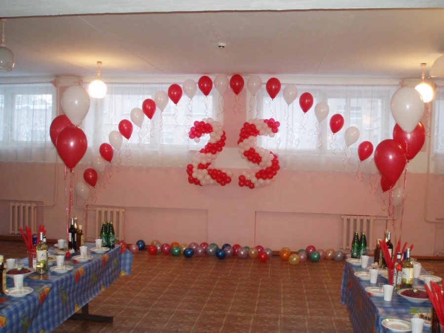 Символический подарок на серебряную свадьбу - "25" из шаров.