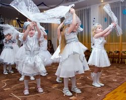 Как из обычного простого детского платья сделать новогоднее платье для девочки своими руками? Как сделать новогоднее украшение на платье?